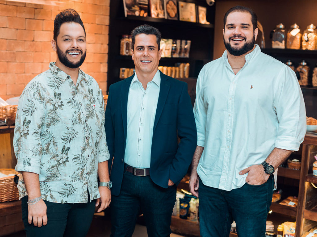 Chef Renato Pacheco e os sócios da Jeito Caseiro, Antônio Júnior e Daniel Fachetti, celebram parceria de sucesso